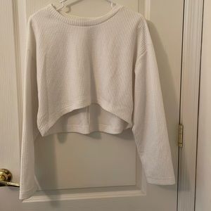 6/$19🦋 white long sleeve cropped top